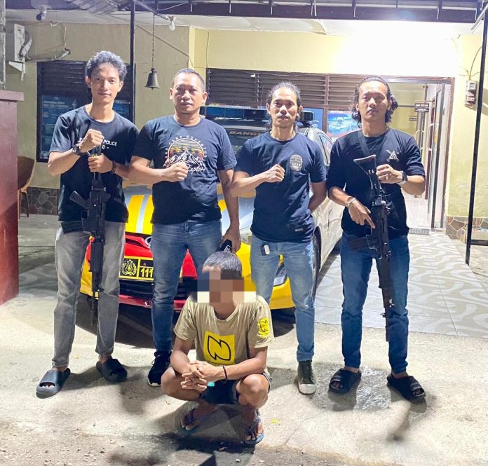 IMG_20251018_001249 Kanit Reskrim Polsek Bangkala IPDA Zulfitrah Wahid (kedua dari kiri) bersama Personil Tim Black Lammang Unit Reskrim Polsek Bangkala saat mengamankan lelaki MS (25) di depan Mapolsek Bangkala, Jumat (17/10),terduga pelaku kasus pengeroyokan yang sempat buron setahun lebih ke Kalimantan