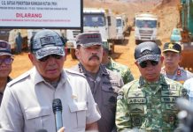 Satgas PKH Tertibkan Tambang Nikel Ilegal di Morowali Sulteng FOTO: Menteri Pertahanan RI Sjafrie Sjamsoeddin, Jaksa Agung ST Burhanuddin dan Kapolri Jenderal Polisi Listyo Sigit Prabowo meninjau langsung lokasi penertiban kawasan hutan di penambangan nikel ilegal di Desa Laroenai, Kecamatan Bungku Pesisir, Kabupaten Morowali, Sulawesi Tengah, Selasa (4/11/2025). (PUSPEN TNI)