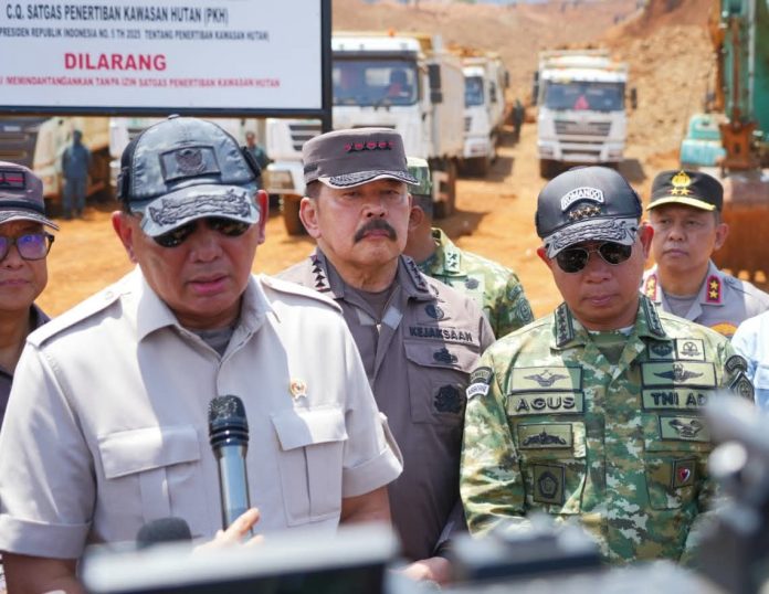FB_IMG_1762267835496 FOTO: Menteri Pertahanan RI Sjafrie Sjamsoeddin, Jaksa Agung ST Burhanuddin dan Kapolri Jenderal Polisi Listyo Sigit Prabowo meninjau langsung lokasi penertiban kawasan hutan di penambangan nikel ilegal di Desa Laroenai, Kecamatan Bungku Pesisir, Kabupaten Morowali, Sulawesi Tengah, Selasa (4/11/2025). (PUSPEN TNI)