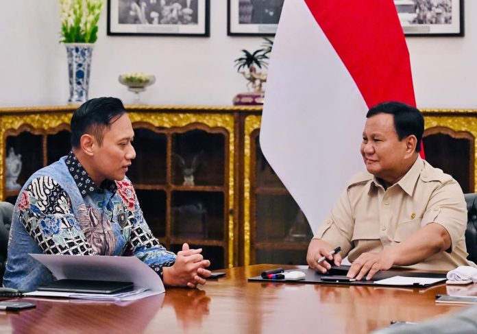 FB_IMG_1762272026847 FOTO: Menteri Koordinator Bidang Infrastruktur dan Pembangunan Kewilayahan, Agus Harimurti Yudhoyono saat menemui Presiden Prabowo Subianto di Istana Merdeka, Jakarta, Senin (3/11/2025). (Properti AHY)