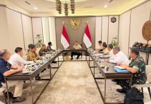 Sebelum Bertolak ke Australia, Presiden Rapat Khusus di Halim Perdana Kusuma FOTO: Presiden Prabowo Subianto menunda jadwal penerbangan selama dua jam untuk memimpin rapat khusus di Pangkalan Udara Halim Perdanakusuma, Jakarta, pada Selasa, 11 November 2025. (Properti Seskab)