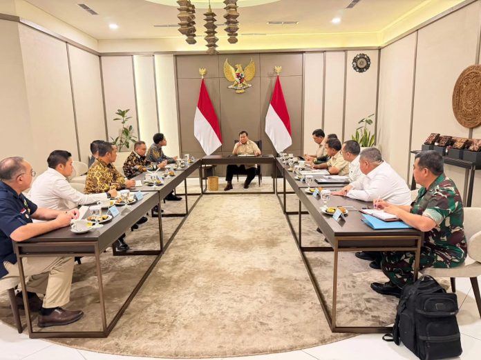 FB_IMG_1762846572023 FOTO: Presiden Prabowo Subianto menunda jadwal penerbangan selama dua jam untuk memimpin rapat khusus di Pangkalan Udara Halim Perdanakusuma, Jakarta, pada Selasa, 11 November 2025. (Properti Seskab)