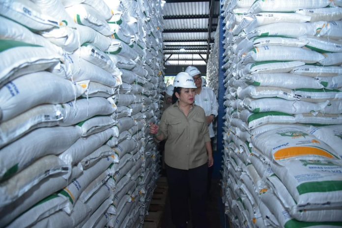FOTO: Ketua Komisi IV DPR RI Siti Hediati Soeharto atau Mbak Tutut memimpin Tim Kunjungan Kerja Spesifik Komisi IV DPR meninjau kualitas dan stok beras di Gudang Bulog Mandalika di Jalan Sandubaya No.5 Mandalika Kec. Cakranegara Kota Mataram, Provinsi Nusa Tenggara Barat, Selasa (11/11/2025).