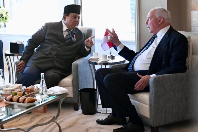 FB_IMG_1762949346375 FOTO: Presiden Republik Indonesia Prabowo Subianto menerima kunjungan mantan Perdana Menteri Australia Paul Keating di hotel tempatnya bermalam selama di Sydney, pada Rabu, 12 November 2025. (Foto: BPMI Setpres)