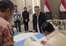 Polres Lutra Bakal Berurusan dengan Propam Polri, Imbas 2 Guru Dipidanakan, Kapolda Sulsel: Perintah Presiden FOTO: Presiden Prabowo saat mendatangi surat rehabilitasi kepada dua orang guru di SMAN 1 Luwu Utara. (Properti Seskab)