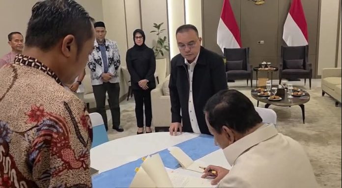 FB_IMG_1763042711608 FOTO: Presiden Prabowo saat mendatangi surat rehabilitasi kepada dua orang guru di SMAN 1 Luwu Utara. (Properti Seskab)