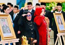 10 Ahli Waris Pahlawan Nasional Terima Tunjangan Rp 50 Juta per Tahun FOTO: Keluarga Marsinah saat menerima penganugerahan Pahlawan Nasional dari Presiden RI Prabowo Subianto di Istana Negara, Kota Jakarta Pusat, Senin (10/11/2025). (Properti Seskab)