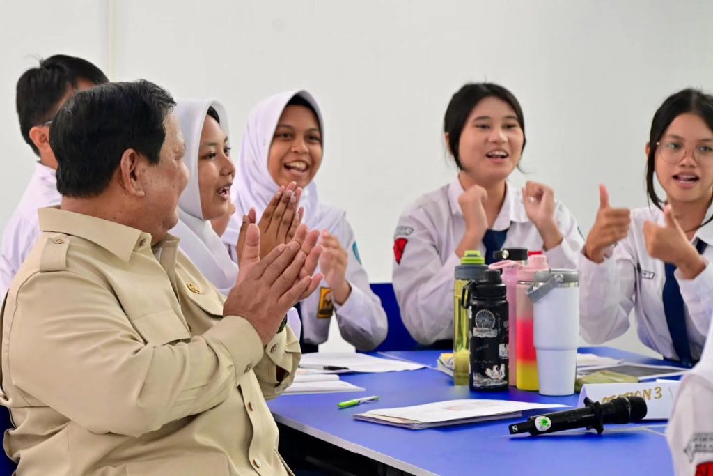 FOTO: Prabowo Subianto usai meluncurkan program digitalisasi pembelajaran Indonesia Cerdas secara hybrid di SMPN 4 Bekasi. (Properti Seskab) 
