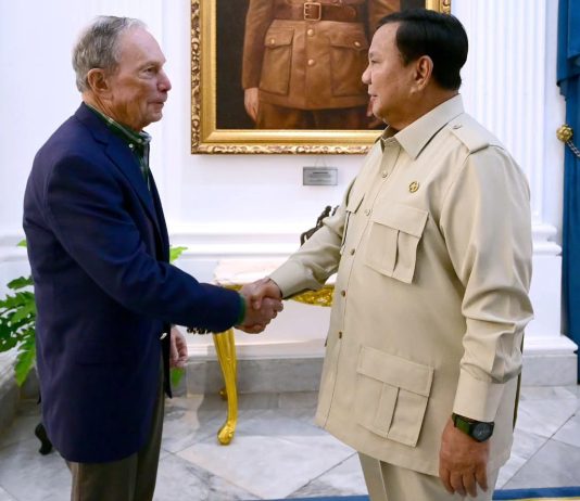 Presiden Prabowo Menerima Kunjungan Michael Bloomberg FOTO: Presiden Prabowo Subianto menerima kunjungan Michael Bloomberg beserta delegasi di Istana Kepresidenan, Jakarta, pada Selasa, 18 November 2025. (Foto: BPMI Setpres)