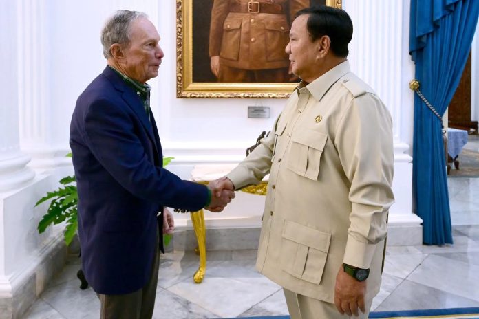 FOTO: Presiden Prabowo Subianto menerima kunjungan Michael Bloomberg beserta delegasi di Istana Kepresidenan, Jakarta, pada Selasa, 18 November 2025. (Foto: BPMI Setpres)