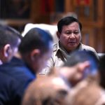 Tak Kenal Hari Libur, Presiden Panggil Sejumlah Menteri ke Hambalang FOTO: Presiden Prabowo Subianto mengadakan pertemuan dengan sejumlah anggota Kabinet Merah Putih di kediamannya di Hambalang, Kabupaten Bogor, Minggu (23/11/2025). (Properti Seskab)