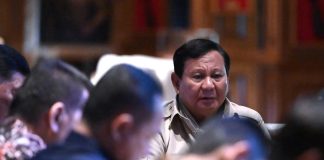 Tak Kenal Hari Libur, Presiden Panggil Sejumlah Menteri ke Hambalang FOTO: Presiden Prabowo Subianto mengadakan pertemuan dengan sejumlah anggota Kabinet Merah Putih di kediamannya di Hambalang, Kabupaten Bogor, Minggu (23/11/2025). (Properti Seskab)