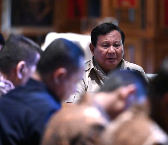 Tak Kenal Hari Libur, Presiden Panggil Sejumlah Menteri ke Hambalang FOTO: Presiden Prabowo Subianto mengadakan pertemuan dengan sejumlah anggota Kabinet Merah Putih di kediamannya di Hambalang, Kabupaten Bogor, Minggu (23/11/2025). (Properti Seskab)