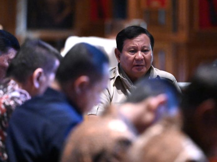 FB_IMG_1763952454687 FOTO: Presiden Prabowo Subianto mengadakan pertemuan dengan sejumlah anggota Kabinet Merah Putih di kediamannya di Hambalang, Kabupaten Bogor, Minggu (23/11/2025). (Properti Seskab)