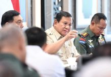 Presiden Pimpin Langsung Rapat Evaluasi Percepatan Pembangunan Koperasi Merah Putih FOTO: Presiden Prabowo Subianto memimpin langsung evaluasi percepatan pembangunan Koperasi Desa/Kelurahan Merah Putih (KDKMP) di Markas Besar TNI, Jakarta, pada Selasa, 25 November 2025. (Foto: BPMI Setpres)