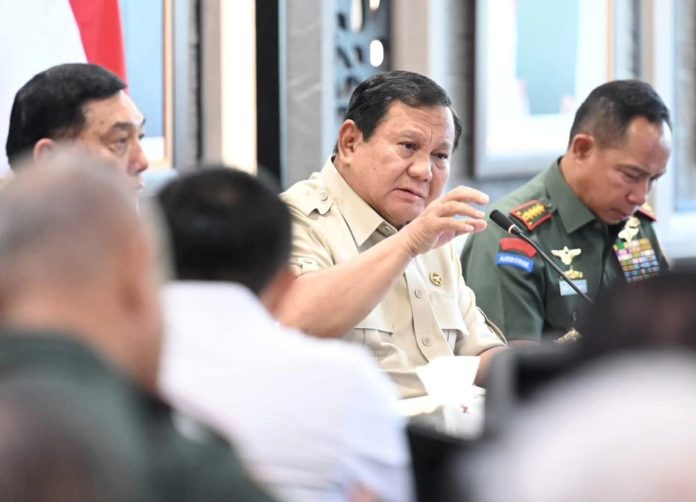 FOTO: Presiden Prabowo Subianto memimpin langsung evaluasi percepatan pembangunan Koperasi Desa/Kelurahan Merah Putih (KDKMP) di Markas Besar TNI, Jakarta, pada Selasa, 25 November 2025. (Foto: BPMI Setpres)