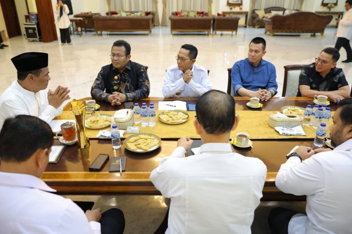 FOTO: Menteri Pertanian (Mentan) Andi Amran Sulaiman saat menerima Wali Kota Sabang dan Batam di Jakarta, Rabu (26/11/2025). (Properti Kementerian Pertanian)