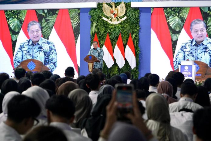 FOTO: Menteri Koordinator Bidang Perekonomian, Airlangga Hartarto menghadiri pembukaan Program Pemagangan Lulusan Perguruan Tinggi Batch II di Jakarta.