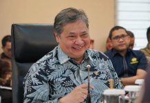 Menko Airlangga Pimpin Rapat Satuan Tugas Percepatan Program Strategis Pemerintah FOTO: Menteri Koordinator (Menko) Bidang Perekonomian, Airlangga Hartarto memimpin rapat satuan tugas percepatan program strategis pemerintah di Kantor Kemenko Perekonomian RI. Rabu (26/11). (Properti via Facebook)
