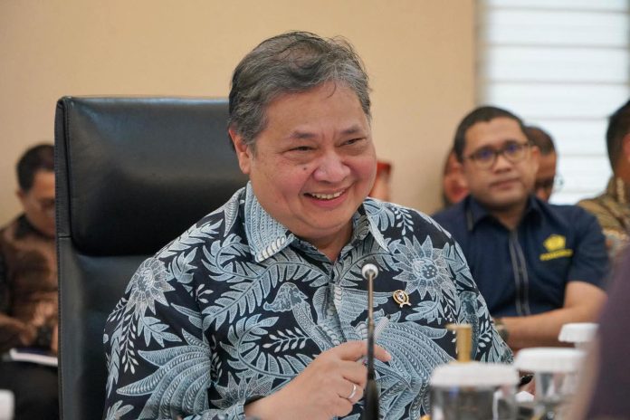 FOTO: Menteri Koordinator (Menko) Bidang Perekonomian, Airlangga Hartarto memimpin rapat satuan tugas percepatan program strategis pemerintah di Kantor Kemenko Perekonomian RI. Rabu (26/11). (Properti via Facebook)