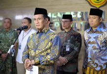 Ngaku Dirjen Seorang Staf di Kementan Dicopot Mentan FOTO: Mentan Amran dalam konferensi pers di Jakarta, Jumat (28/11/2025). (Properti Kementan)
