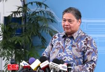 Pemerintah Percepat Realisasi Belanja Negara dan Siapkan Stimulus Akhir Tahun FOTO: Menteri Koordinator (Menko) Bidang Perekonomian Airlangga Hartarto saat memberikan keterangan resminya usai mengikuti rapat terbatas (ratas) yang dipimpin oleh Presiden Prabowo Subianto di Istana Merdeka, Jakarta, Kamis (27/11/2025). (Sumber: BPMI Setpres)