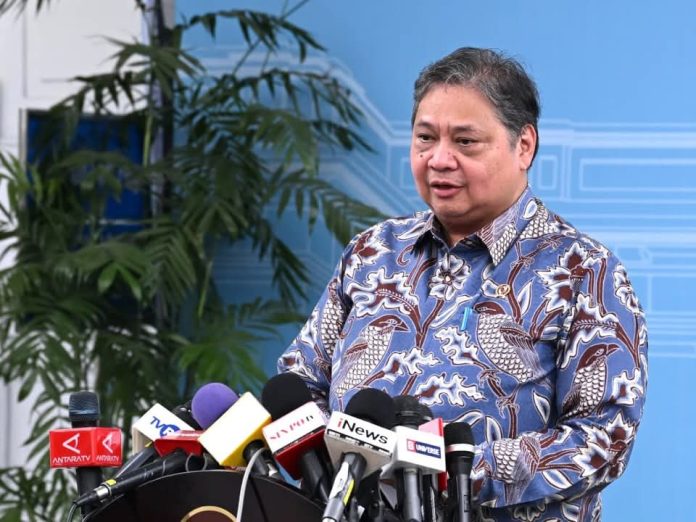 FOTO: Menteri Koordinator (Menko) Bidang Perekonomian Airlangga Hartarto saat memberikan keterangan resminya usai mengikuti rapat terbatas (ratas) yang dipimpin oleh Presiden Prabowo Subianto di Istana Merdeka, Jakarta, Kamis (27/11/2025). (Sumber: BPMI Setpres)