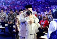 Pelukan Presiden untuk Azzam: Momen Mengharukan di Puncak Hari Guru 2025 FOTO: Presiden Prabowo saat memeluk Azzam Nur Mu’jizat pada Puncak Peringatan Hari Guru Nasional 2025 di Indonesia Arena, Jakarta, Jumat (28/11/2025). (Sumber: BPMI Setpres)