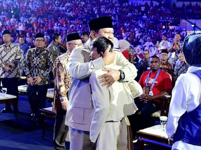 FOTO: Presiden Prabowo saat memeluk Azzam Nur Mu’jizat pada Puncak Peringatan Hari Guru Nasional 2025 di Indonesia Arena, Jakarta, Jumat (28/11/2025). (Sumber: BPMI Setpres)