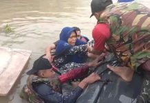 Marinir Gerak Cepat Bantu Warga Korban Banjir Bandang di Sumut FOTO: Prajurit Batalyon Infanteri 8 Marinir saat menyelamatkan warga korban banjir bandang di Sumatera Utara. (Properti TNI AL)