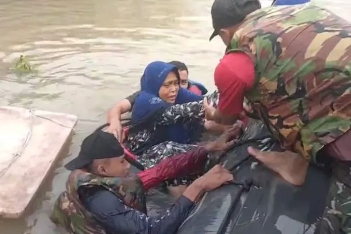 FOTO: Prajurit Batalyon Infanteri 8 Marinir saat menyelamatkan warga korban banjir bandang di Sumatera Utara. (Properti TNI AL)