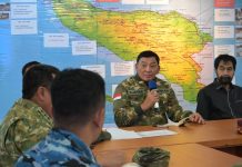 Danlanud SIM Sambut Menhan RI Saat Tinjau Dampak Bencana di Aceh FOTO: Menhan RI Sjafrie Sjamsoeddin melakukan kunjungan kerja ke Aceh untuk meninjau dampak bencana alam yang melanda sejumlah wilayah. Kedatangan Menhan RI disambut Komandan Lanud Sultan Iskandar Muda (Danlanud SIM), Kolonel Nav Sudaryanto, S.M., di VIP Room Mako Lanud SIM, Sabtu (29/11/2025). (Properti Menhan)