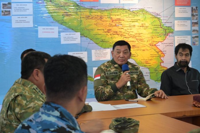 FOTO: Menhan RI Sjafrie Sjamsoeddin melakukan kunjungan kerja ke Aceh untuk meninjau dampak bencana alam yang melanda sejumlah wilayah. Kedatangan Menhan RI disambut Komandan Lanud Sultan Iskandar Muda (Danlanud SIM), Kolonel Nav Sudaryanto, S.M., di VIP Room Mako Lanud SIM, Sabtu (29/11/2025). (Properti Menhan)