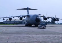 A400M TNI AU Kirim 15.685 Kg Bantuan ke Aceh FOTO: Pesawat angkut berat A400M TNI Angkatan Udara melaksanakan misi pengiriman bantuan kemanusiaan menuju Aceh, membawa total 15.685 kg logistik yang dibutuhkan untuk percepatan pemulihan wilayah terdampak bencana, Jumat (28/11/2025). (Properti DISPENAU)