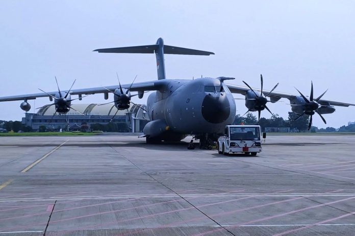 FOTO: Pesawat angkut berat A400M TNI Angkatan Udara melaksanakan misi pengiriman bantuan kemanusiaan menuju Aceh, membawa total 15.685 kg logistik yang dibutuhkan untuk percepatan pemulihan wilayah terdampak bencana, Jumat (28/11/2025). (Properti DISPENAU)