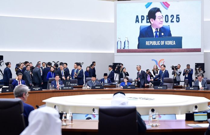 IMG-20251101-WA0011 FOTO: Suasana Konferensi Tingkat Tinggi (KTT) Kerja Sama Ekonomi Asia Pasifik (APEC) 2025 yang diselenggarakan di Hwabaek International Convention Centre (HICO), Gyeongju, Republik Korea, pada Jumat, 31 Oktober 2025. (Foto: BPMI Setpres)