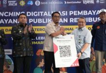 Mendagri Minta Gubernur BI Buat Sistem Pembayaran Pajak dan Retribusi Daerah Seragam seperti QRIS FOTO: Kiri Wali Kota Makassar, Dirut PD Pasar dan meluncurkan program Digitalisasi Pembayaran Layanan Publik dan Retribusi dengan sistem QRIS di Pasar Niaga Daya, Senin (28/7). (Properti via Fajar.co.id)