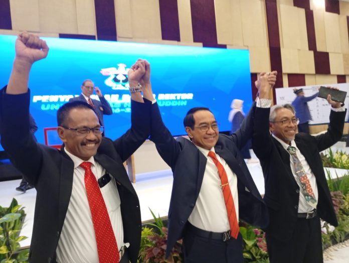 IMG-20251103-WA0228 FOTO: dari kanan Prof. Dr. Sukardi Weda, SS., M.Hum., M.Pd., M.Si., MM., M.Sos.I, MA, Prof. Dr. Ir. Jamaluddin Jompa, M.Sc dan Prof. dr. Budu, Ph.D., Sp.M(K)., M.MedEd dr. Marhaen Hardjo, M.Biomed., Ph.D