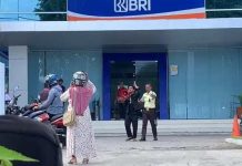 Kredit Menunggak BRI Palopo Intimidasi Nasabah, Tega Usir Petani Sakit dari Rumah Agunan – AMPUNI: “Kemanusiaan Mana?” FOTO: Kantor Cabang PT Bank Rakyat Indonesia (Persero) Tbk di Palopo, Sulawesi Selatan, kembali menjadi sasaran aksi unjuk rasa Aliansi Masyarakat Peduli Konsumen BRI Palopo (AMPUNI) pada Senin (3/11).