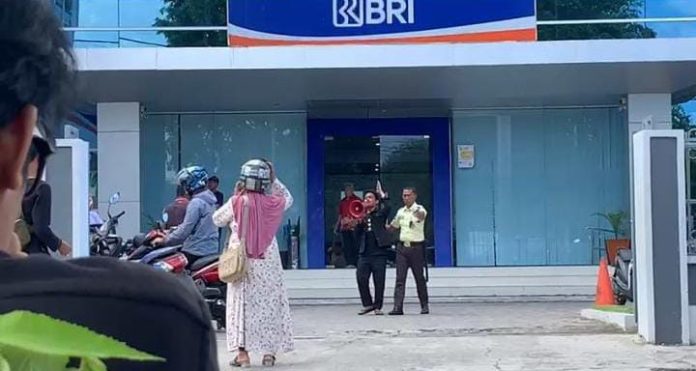 IMG-20251103-WA0331 FOTO: Kantor Cabang PT Bank Rakyat Indonesia (Persero) Tbk di Palopo, Sulawesi Selatan, kembali menjadi sasaran aksi unjuk rasa Aliansi Masyarakat Peduli Konsumen BRI Palopo (AMPUNI) pada Senin (3/11).