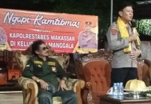 Ngopi Kamtibmas di Kelurahan Manggala, Kapolrestabes Ingatkan Warga Bersatu Antisipasi Banjir FOTO: Kasat Pamobvit AKBP Dr.Nazaruddin, SH, MH dalam acara Ngopi Kamtibmas yang berlangsung di Lapangan olahraga RW 01 Kelurahan Manggala. Senin malam (3/11)