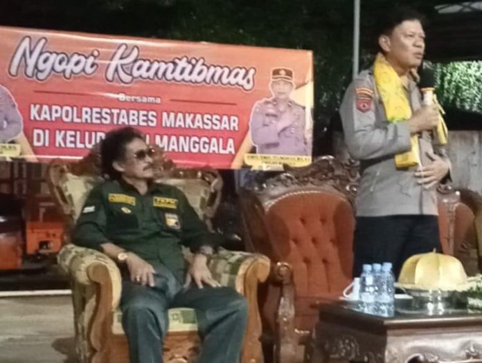 IMG-20251104-WA0012 FOTO: Kasat Pamobvit AKBP Dr.Nazaruddin, SH, MH dalam acara Ngopi Kamtibmas yang berlangsung di Lapangan olahraga RW 01 Kelurahan Manggala. Senin malam (3/11)