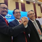 Guru Besar UNM Lolos Tiga Besar Calon Rektor Unhas FOTO: Paling kiri Prof. Dr. Sukardi Weda, S.S., M.Hum., M.Pd., M.Si., MM., M.Sos.I., M.A.P bersama Prof Jamaluddin Jompa dan Prof Budu usai pemilihan calon Rektor Unhas. Senin (3/11/2025)