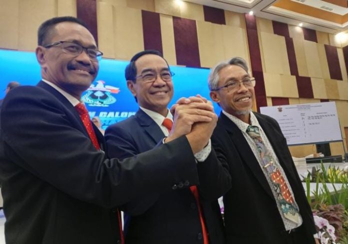 IMG-20251104-WA0021 FOTO: Paling kiri Prof. Dr. Sukardi Weda, S.S., M.Hum., M.Pd., M.Si., MM., M.Sos.I., M.A.P bersama Prof Jamaluddin Jompa dan Prof Budu usai pemilihan calon Rektor Unhas. Senin (3/11/2025)