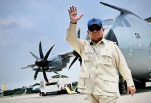 Presiden Prabowo Serahkan Pesawat Angkut Strategis A400M ke TNI AU FOTO: Presiden Prabowo saat membelakangi pesawat angkut strategis A400M kepada TNI Angkatan Udara di Pangkalan TNI AU Halim Perdanakusuma, Jakarta, Senin (3/11). (Properti Seskab)