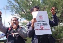 Mentan Gugat Media: Kemenangan Tempo, Tekanan Baru bagi Citra Pemerintahan Prabowo FOTO: Jurnalis di kota Makassar saat menggelar aksi bela TEMPO di depan AAS Building Jalan Urip Sumoharjo, Senin (4/11)