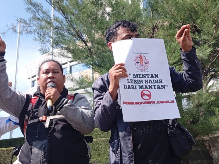 IMG-20251104-WA0218 FOTO: Jurnalis di kota Makassar saat menggelar aksi bela TEMPO di depan AAS Building Jalan Urip Sumoharjo, Senin (4/11)