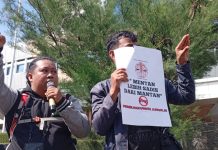 Ormas Islam Kawal Ketat AAS Building Saat Jurnalis Gelar Unras Tuai Sorotan FOTO: Jurnalis di Kota Makassar saat menggelar aksi unjuk rasa di depan AAS Building Jl Urip Sumoharjo, Panaikang, Panakkukang. Selasa (4/11/2025)