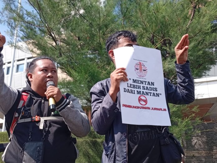 IMG-20251104-WA0219 FOTO: Jurnalis di Kota Makassar saat menggelar aksi unjuk rasa di depan AAS Building Jl Urip Sumoharjo, Panaikang, Panakkukang. Selasa (4/11/2025)