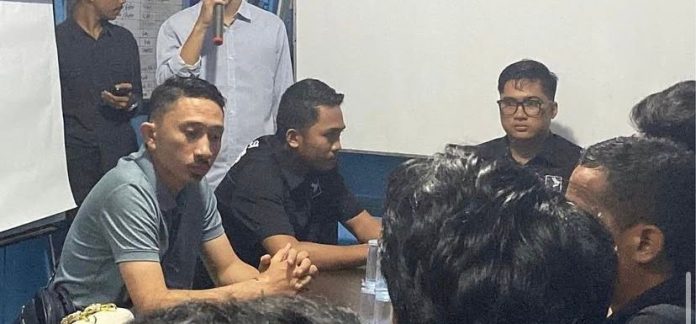 FOTO: Ketua Panitia Try Out, Dwiki, saat menggelar rapat di Sekretariat PBHI Sulsel